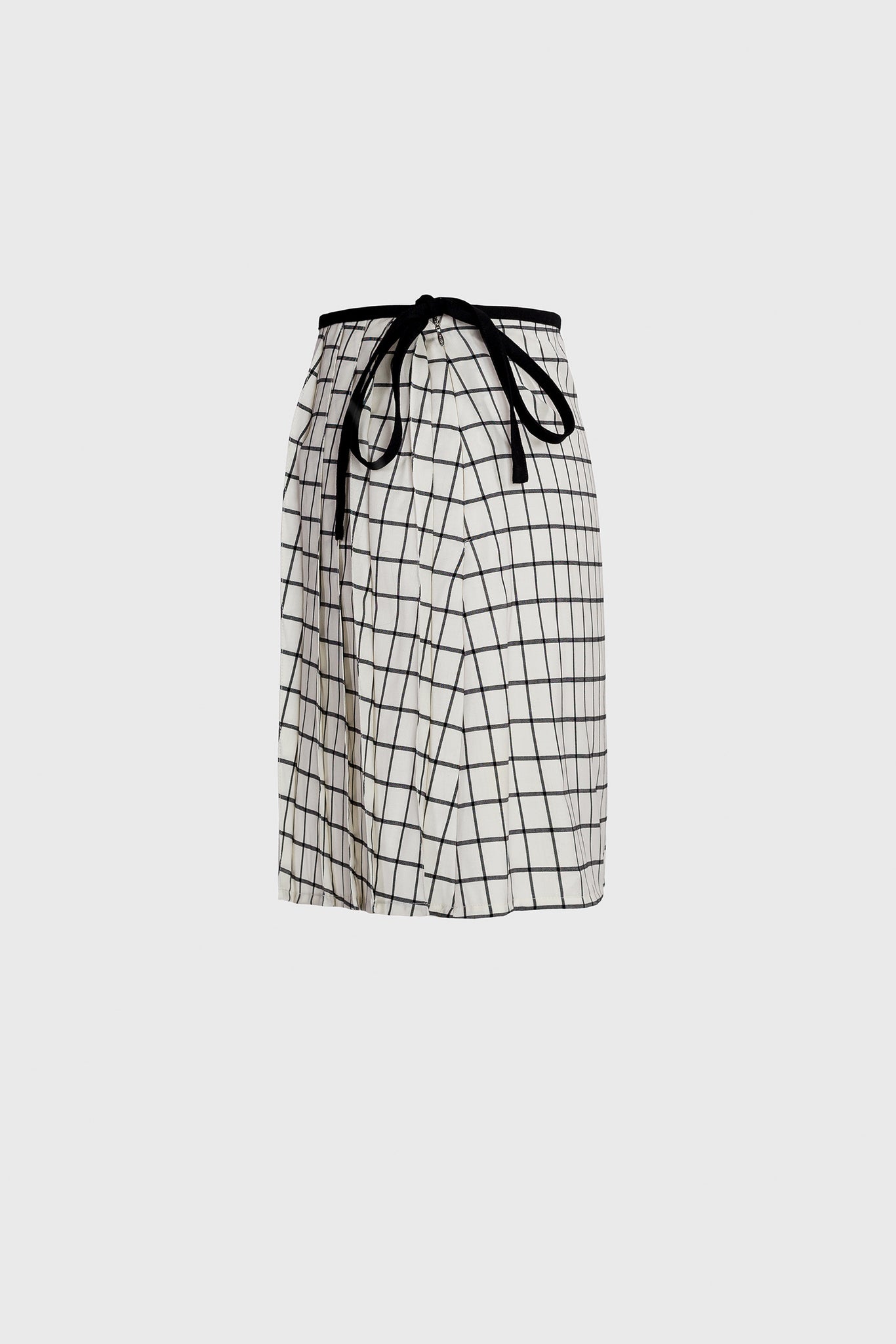black and white geometric mini skirt, checked lines pattern, size zip fastening, above the knee, great for an elegant look, matching cuts on pleats, black lines on white, soft Italian wool, spring summer vibe