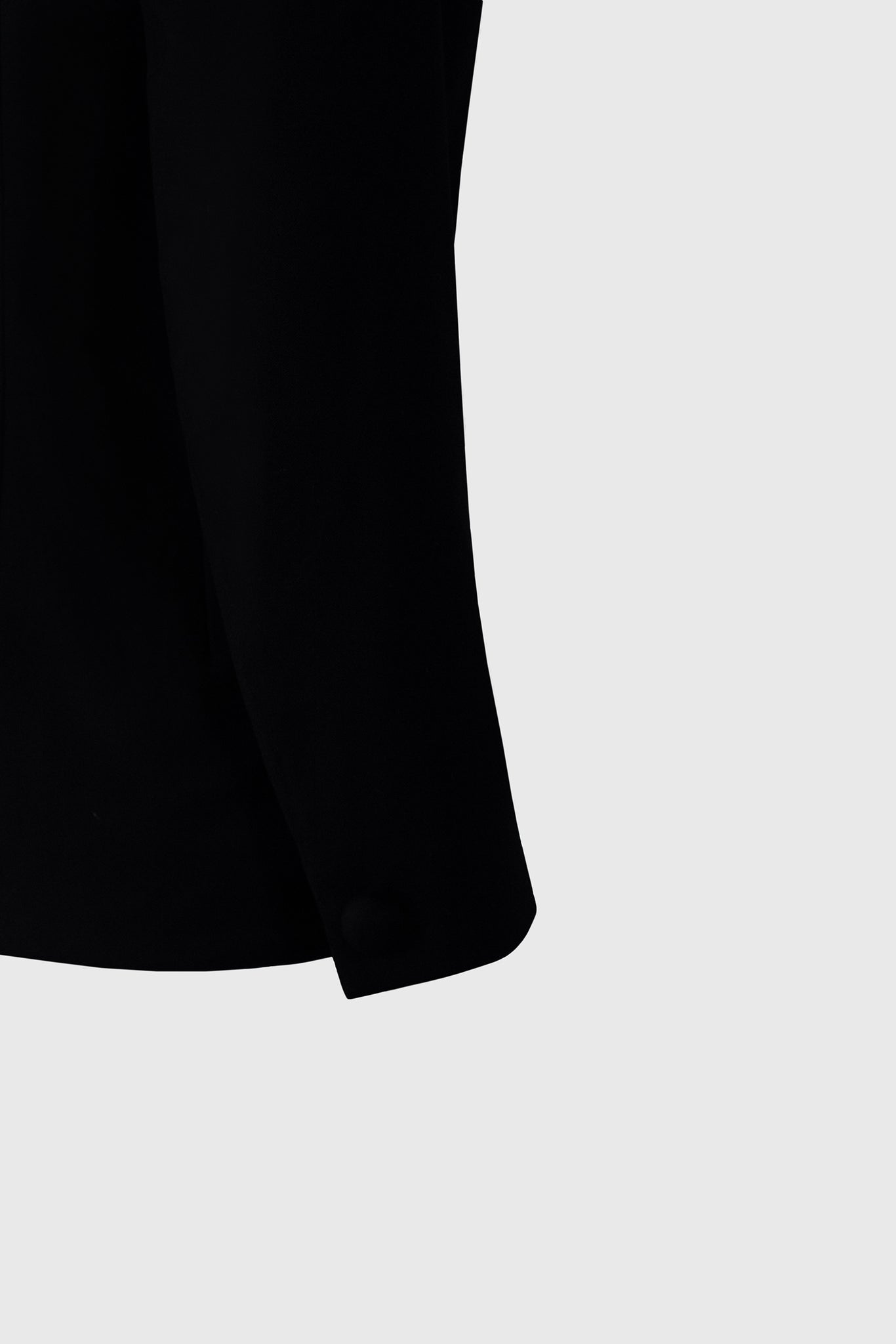 curved sleeves, fitted on the curvature of the arm, special tailoring for women, bespoke, matching cuff covered buttons