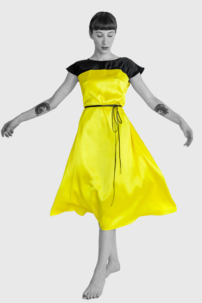 Ample dress, maternity wear, great for small or big sized women, comfortable pre-natal, post-natal fashion, waist cord fastening, flowing shape, sleeveless, lemon yellow and black colors